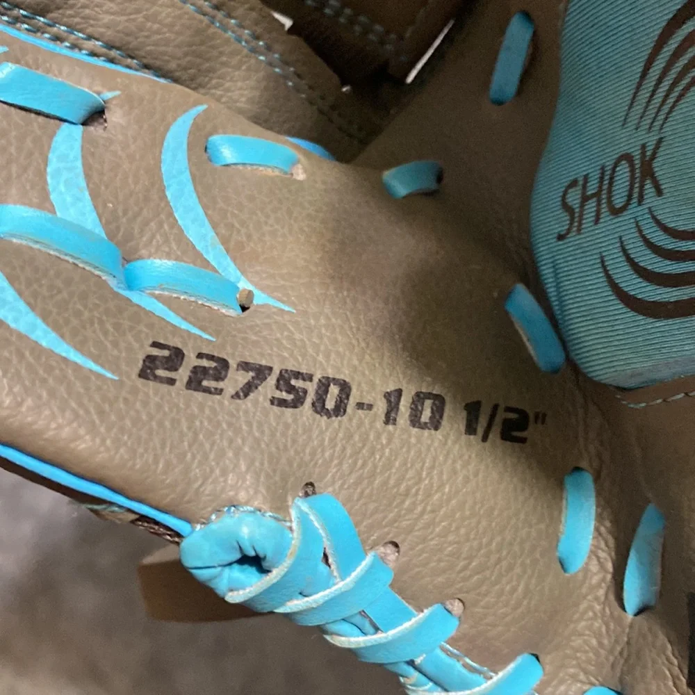 Pair of baseball gloves - Picture 3 of 6